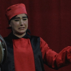 The play Hamlet by the Namay-e Nazdik Theater Group has been selected among 42 works from various countries. These performances will take place from October 16 to 26, 2025, in the city of Ankara. Hamlet will be staged on October 22 at 8:00 p.m. in the Yılmaz Güney Hall.

The festival, held under the theme “Theater and the City,” is organized in collaboration with the Center for Art, Culture, and Migration Activities (KOSAGEM) and several municipalities of Ankara. The aim of this event is to promote theater as a means of dialogue and cultural exchange within the urban space.

The Namay-e Nazdik Group will participate in the festival with its production of Hamlet, which combines elements of traditional Iranian theater—such as Ta’zieh and Pardeh-khani—with Shakespeare’s classic text. This participation offers an exceptional opportunity to present Iranian art and culture on an international stage.